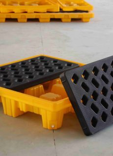 Spill containment pallets